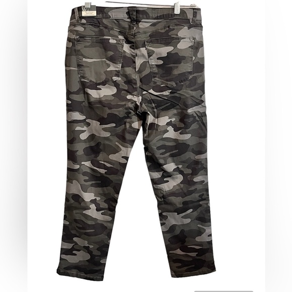 Ab'Solution Camo High Waist Ankle Skinny Pants
WIT & WISDOM - Picture 6 of 11